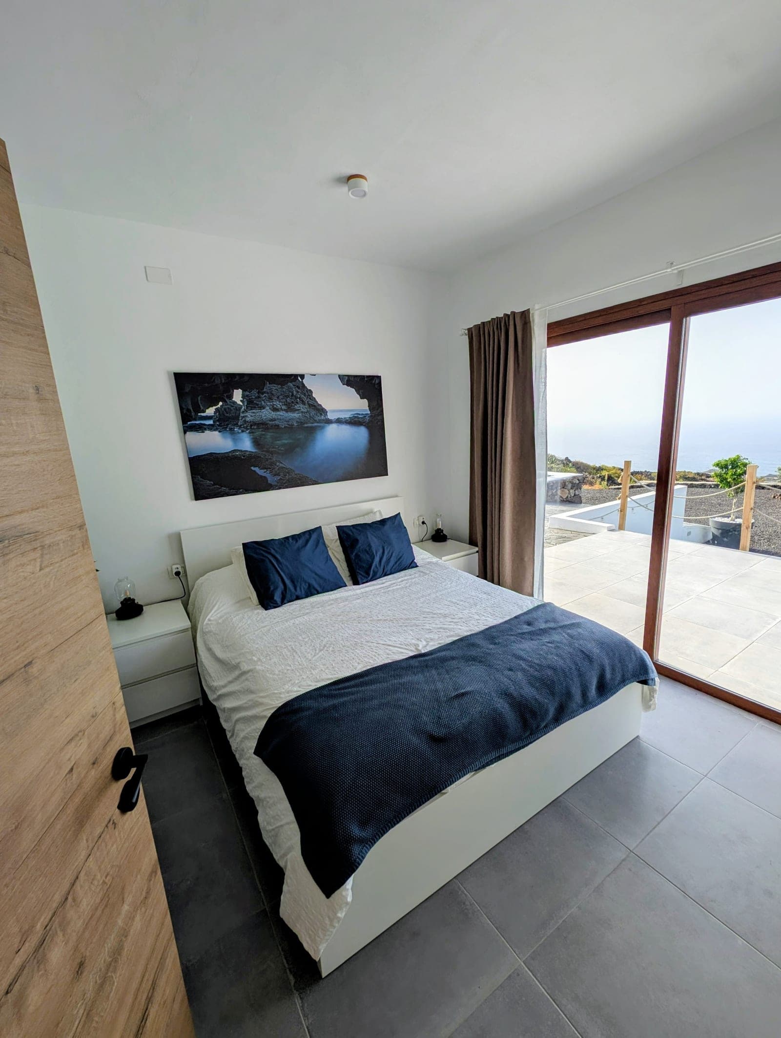 Schlafzimmer mit Zugang zur Terrasse