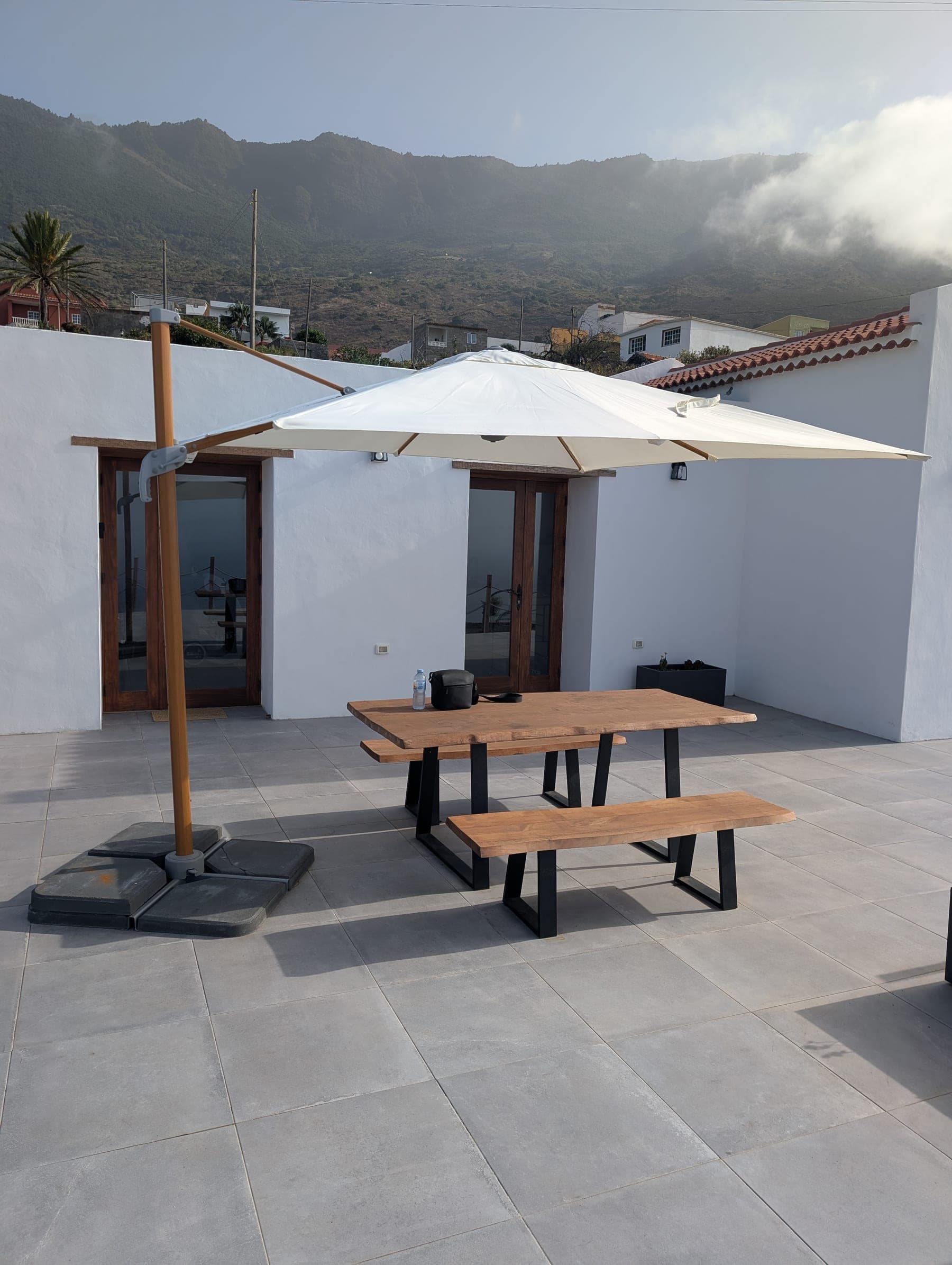 Terrasse mit Tisch und Sonnenschirm